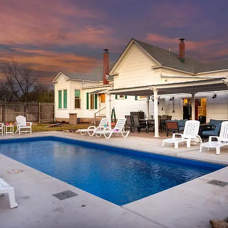 Cosmopolitan- Hot Tub Heated Pool & Fire Pit Villa